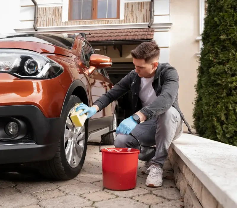 Lavage auto à domicile Calonne-Ricouart : professionnel intervenant sur un véhicule